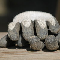 Ein Paar zusammengelegter Schutzhandschuhe