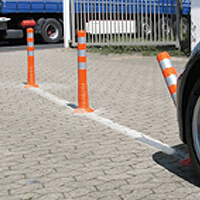 Parkplatz mit Pfosten in Signalfarbe zur Markierung