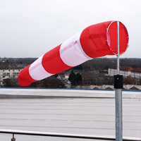 Windsack auf Gebäudedach, der die Windrichtung anzeigt