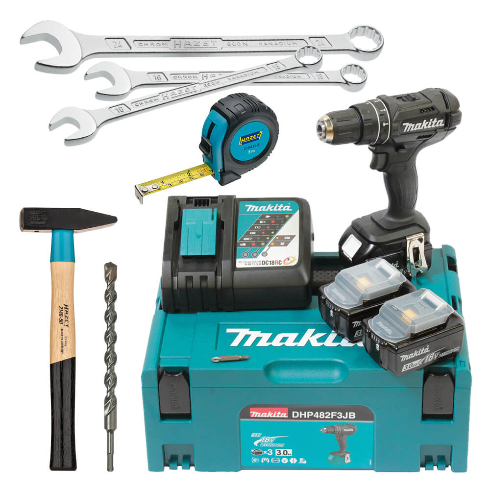 Ein Makita-Werkzeugkasten, um den herum die enthaltenen Werkzeuge aufgestellt sind, wie Schraubschlüssel, ein Hammer, Maßband, Schlagbohrschrauber